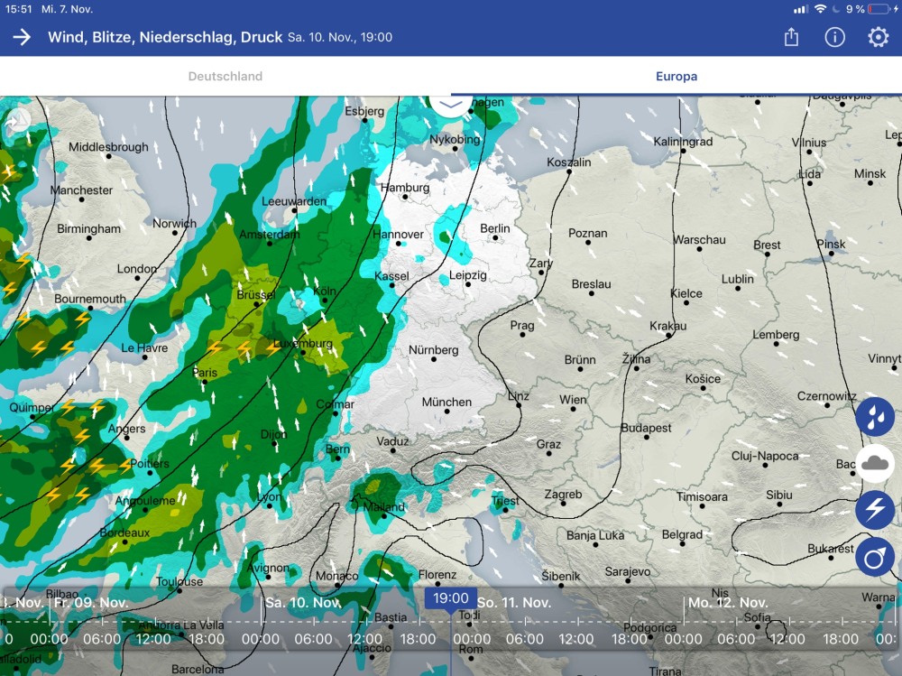 Die WarnWetter-App 2.0 bietet jetzt die Möglichkeit, das Wettergeschehen und damit auch Wettergefahren durch das gleichzeitige Einblenden mehrerer meteorologischer Größen (wie in diesem Beispiel von Daten zu Niederschlag, Blitzen und Windrichtung) besser verstehen und einschätzen zu können.