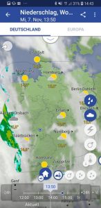 Im unteren Bereich der Abbildung ist die neue Navigationsmöglichkeit mit einem ‚Zeitstrahl‘ erkennbar. Die WarnWetter-App 2.0 ermöglicht in einem Bildschirm und ohne Umschalten für das ausgewählte Gebiet oder den ausgewählten Ort alle Zeitphasen (24-Stunden-Blick in die Vergangenheit, aktuelles Wetter, 24-Stunden-Vorhersage, Trend bis sieben Tage) des Wetters zu betrachten – jeweils für mehrere gleichzeitig darstellbare Größen wie zum Beispiel Wind oder Temperatur.