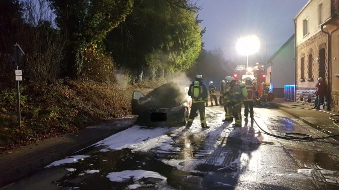 15. November 2018 - Pkw-Brand und Verkehrsunfall, Otterbach Otterstraße