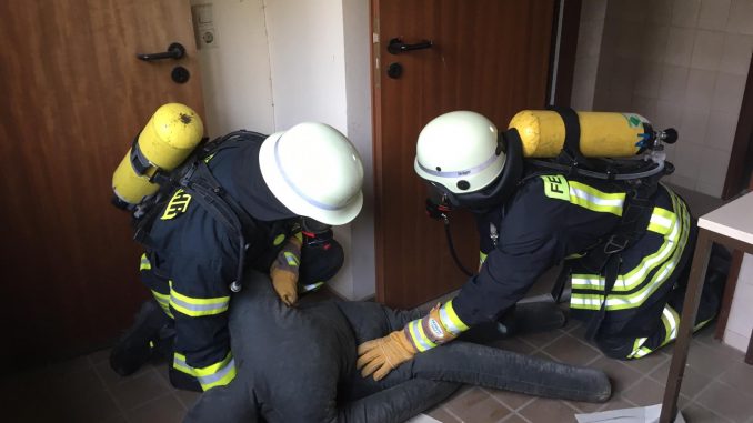 Menschenrettung – Übung während der Ausbildung.