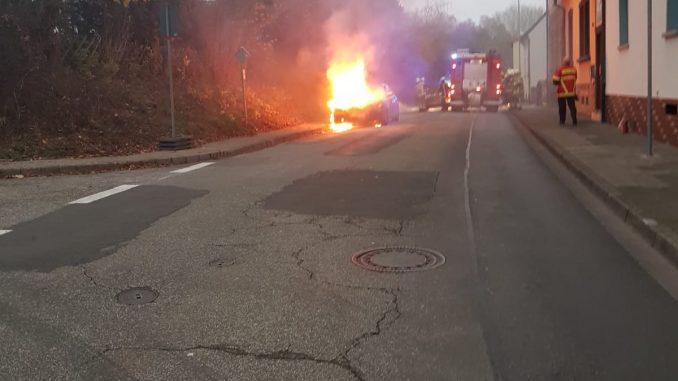 15. November 2018 - Pkw-Brand und Verkehrsunfall, Otterbach Otterstraße