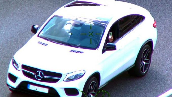 Fahrer filmt Polizeihubschrauber. Bild: Polizei Rheinland-Pfalz