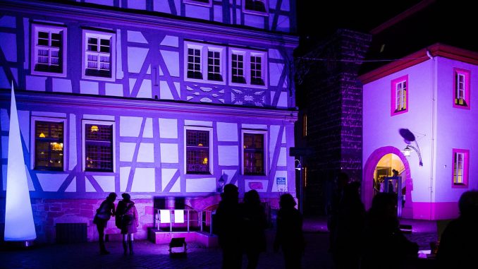 Das Blaue Haus und das alte Stadthaus während Otterberg leuchtet am 18. November 2016.