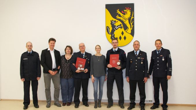 Stv. Wehrführer Swen Rheinheimer, Bürgermeister Harald Westrich, Sabine und Hans-Peter Spohn, Yvonne und Thorsten Mang, stv. Wehrleiter Danny Schulz und Hendrik Braun.
