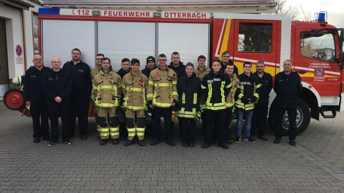 Gruppenbild Teilnehmer und Prüfer.