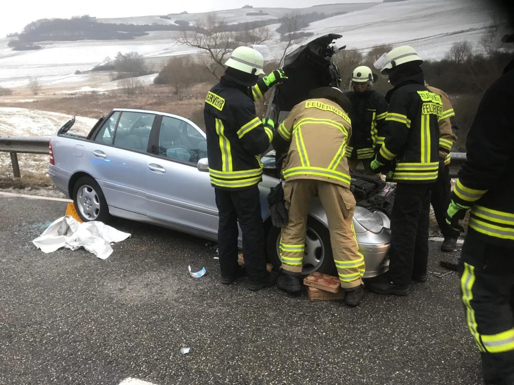 Zur Personenrettung hatten die Feuerwehrangehörigen das Dach entfernt.