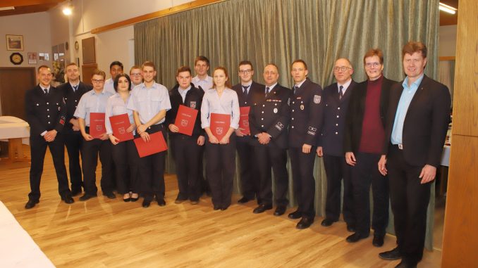 Die verpflichteten und beförderten Feuerwehrkameradinnen und -kameraden mit der Wehrführung, Wehrleitung und den politischen Vertretern.