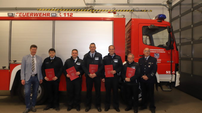 Bürgermeister Harald Westrich, Michael Kudla, Frederic Feurich, Rafael Kuhnert, stv. Wehrführer Kevin Graafland, Wehrführer Andreas Feurich und Wehrleiter Matthias Apfelbeck.