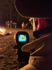 Ein Angehöriger der Feuerwehr Olsbrücken hält während der Brandsicherheitswache am 9. März die Wärmebildkamera auf das Feuer der Winterverbrennung auf dem Oberberg bei Olsbrücken.