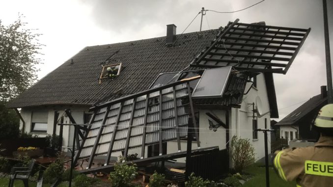 Während der Aufräumarbeiten in der Hochstraße.