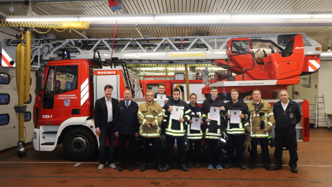 Bürgermeister Harald Westrich, stv. Wehrleiter Danny Schulz, Dominik Tröster, Jonas Keller, Marcel Theiß, Christian Krahl, Sebastian Boltze, Marcel Keller, Achim Zschunke und stv. Kreisfeuerwehrinspekteur Michael Herfurt.