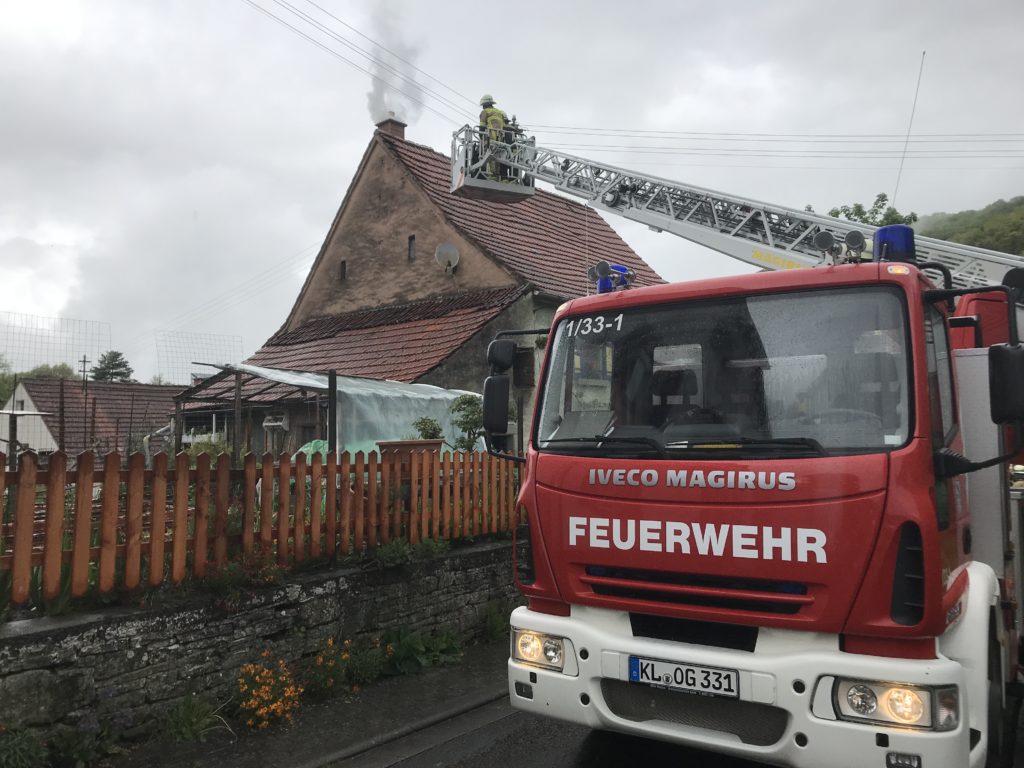 Erst nachdem der Energieversorger den Strom abgeschaltet hatte, war die Anfahrt an den Kamin möglich.