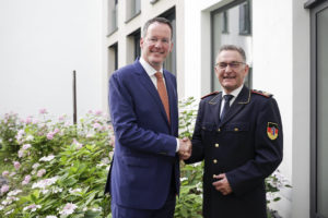 VKU-Präsident Michael Ebling und DFV-Präsident Hartmut Ziebs. Foto: Catharina Tews/VKU