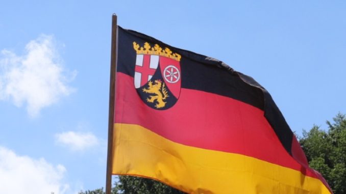 Symbolbild Landesflagge Rheinland-Pfalz