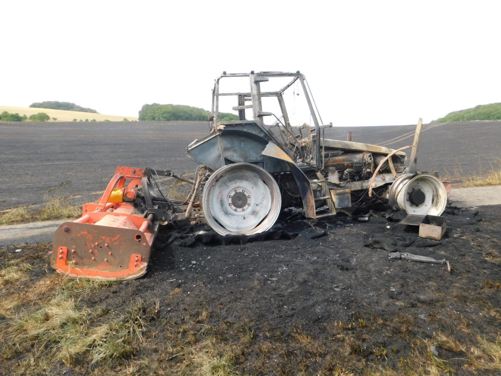 Ausgebrannter Traktor.