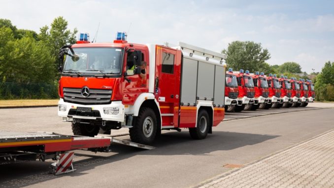 Die angelieferten neuen Fahrzeuge auf dem Hof des BBK-Bestückungslagers in Bonn werden nun für die Übergabe an die Feuerwehren vorbereitet. Quelle: Bildkraftwerk / Christian Bargon