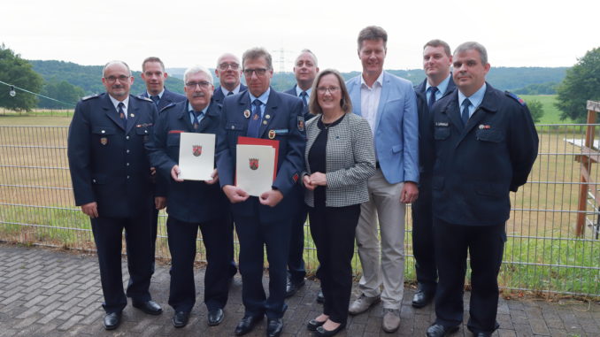 Stv. Kreisfeuerwehrinspekteur Franz-Josef Preis, Stv. Wehrleiter Hendrik Braun, Werner Ehrensberger, Wehrleiter Matthias Apfelbeck, Michael Apfelbeck, stv. Wehrleiter Danny Schulz, Kreisbeigeordnete Gudrun Heß-Schmidt, Bürgermeister Harald Westrich, Wehrführer Benjamin Korn und sein Stellvertreter Peter Szombach.