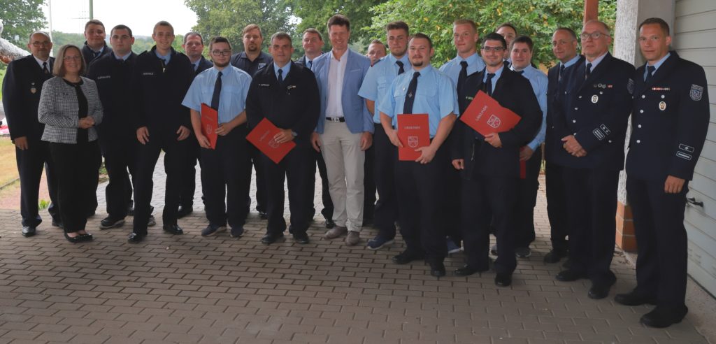 Geehrte, verpflichtete und beförderte Feuerwehrangehörige.