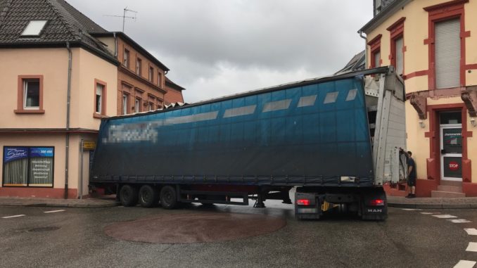 11. Juli 2019 - Lkw gegen Hauswand, Otterberg Kreisel Haupt-/Berg-/Johannisstraße; Foto: Polizei
