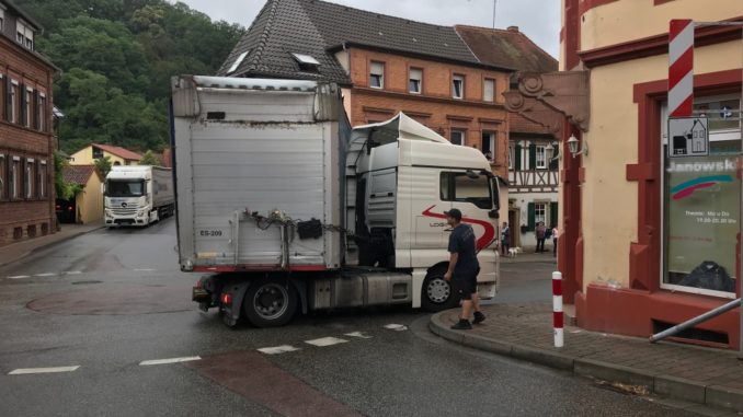 11. Juli 2019 - Lkw gegen Hauswand, Otterberg Kreisel Haupt-/Berg-/Johannisstraße; Foto: Polizei