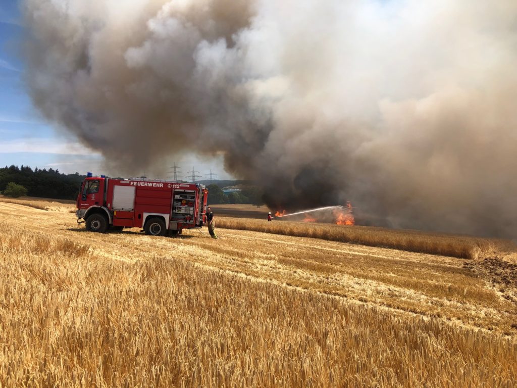 Mehrere Wehren waren vor Ort. Im Vordergrund ein Tanklöschfahrzeug der Feuerwehr Kaiserslautern.