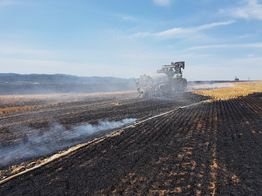 Landwirte mit Traktoren und Wasserfässern unterstützten die Löscharbeiten.