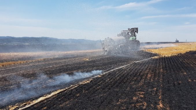 Landwirte mit Traktoren und Wasserfässern unterstützten die Löscharbeiten.