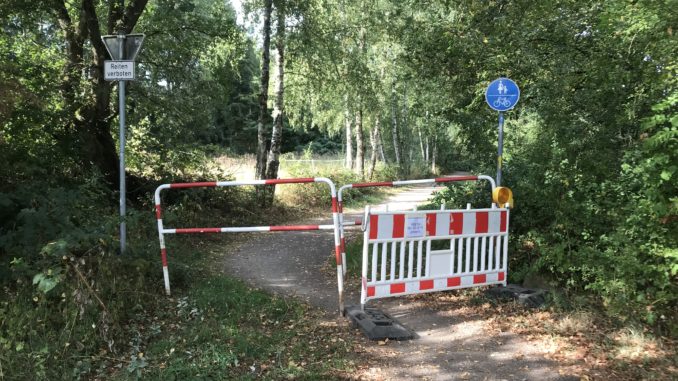 Am Sonntag stellte die Feuerwehr die zur Seite geräumte Absperrung wieder auf.