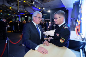 DFV-Präsident Hartmut Ziebs (rechts) im Gespräch mit Roger Lewentz (links), Innenminister von Rheinland-Pfalz. Foto: Rico Thumser / DFV.