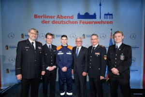 Frank Hachemer (links / Präsident des rheinland-pfälzischen Landesfeuerwehrverbands), Roger Lewentz (4. von links / Innenminister Rheinland-Pfalz) und DFV-Präsident Hartmut Ziebs (5. von links). Foto: Rico Thumser / DFV.