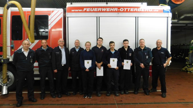 Stv. Kreisfeuerwehrinspekteur Michael Herfurt, stv. Wehrleiter Hendrik Braun, Wehrleiter Matthias Apfelbeck, stv. Wehrleiter Danny Schulz, Mayra Bley, Ruben Neugebauer, Jonas Märkl, Nico Lorie, Lehrgangsleiter Achim Zschunke und Dominik Tröster.