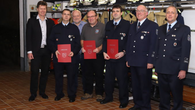 Bürgermeister Harald Westrich, stv. Wehrführer Erik Jung, Ortsbürgermeister Ero Zinßmeister, Rüdiger Müller, Wehrführer Timo Theisinger, Wehrleiter Matthias Apfelbeck und sein Stellvertreter Danny Schulz.