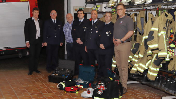 Bürgermeister Harald Westrich, Wehrleiter Matthias Apfelbeck, Ortsbürgermeister Ero Zinßmeister, Wehrführer Timo Theisinger, stv. Wehrleiter Danny Schulz, Vereinsvorsitzender Erik Jung und sein Stellvertreter Christian Sauer.