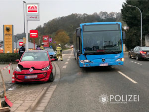 Der VW kam vom Tankstellengelände und wollte auf die Hauptstraße - dabei prallte er gegen den Schulbus. Bild: Polizei.