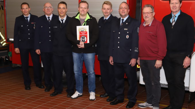 Stellvertretender Wehrleiter Hendrik Braun, Wehrleiter Matthias Apfelbeck, Christoph Scheer, Alexander Theisinger, Gregor Springwald, Wehrführer Danny Schulz, Ortsbürgermeister Walter Schneck und Bürgermeister Harald Westrich.