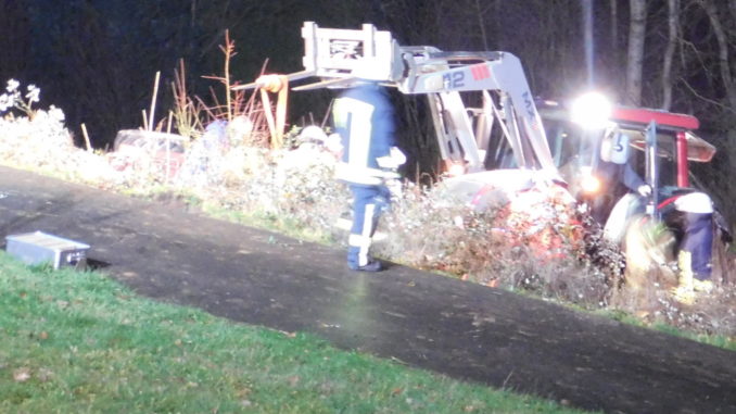 17. Dezember 2019 - Person unter Traktor eingeklemmt, Otterberg Mühlwoog