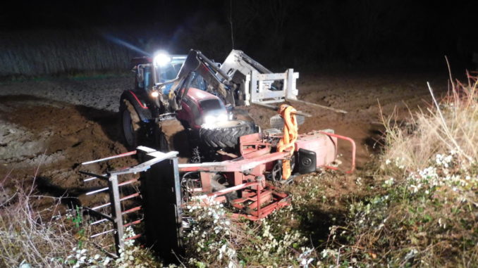 17. Dezember 2019 - Person unter Traktor eingeklemmt, Otterberg Mühlwoog