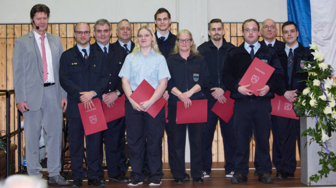 Bürgermeister Harald Westrich, Marco Mai, Peter Szombach, stv. Wehrleiter Danny Schulz, Maren Michel, Tobias Rech, Kerstin Bleyer, Patrick Sebastian, Bastian Tröster, Wehrleiter Matthias Apfelbeck und Thomas Kennel. Foto: Aline Mennig / VG Otterbach-Otterberg