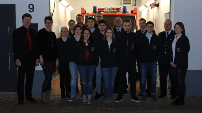 Mannschaft der Feuerwehr Schallodenbach, sowie die politischen Vertreter und Wehrleitung.