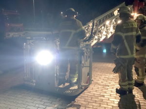 Eine Übung der Feuerwehr Otterberg mit der Drehleiter am 17. Februar auf dem Schwimmbadparkplatz.