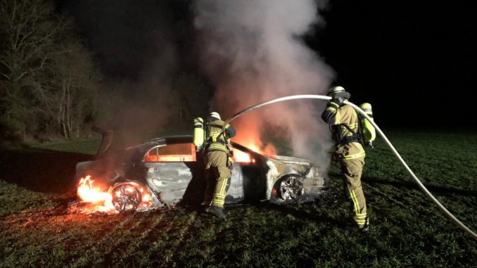 Ein mit Atemschutz ausgerüsteter Trupp bekämpfte den Fahrzeugbrand.