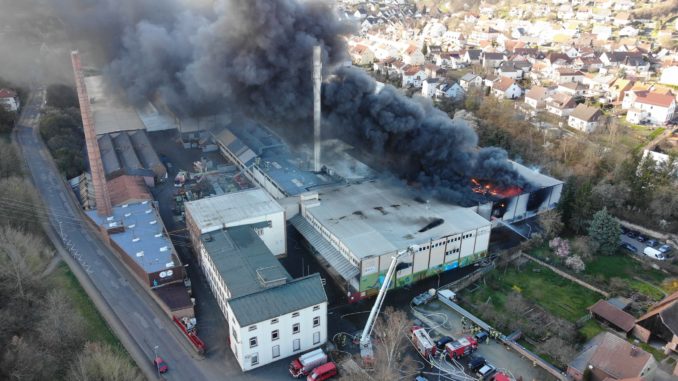 Blick auf den Industriebetrieb aus der Vogelperspektive (Sonntag, 22. März 2020).