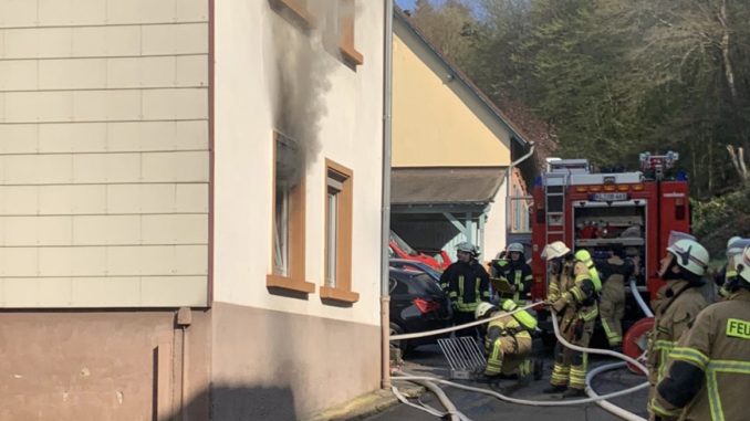 Schwarzer Rauch drang aus der Küche, als die Feuerwehr eintraf.