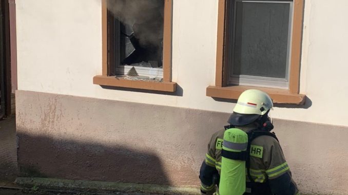 Aufgrund der eingeschlagenen Glasscheibe führte die Feuerwehr nach der Brandbekämpfung eine Eigentumssicherung durch.
