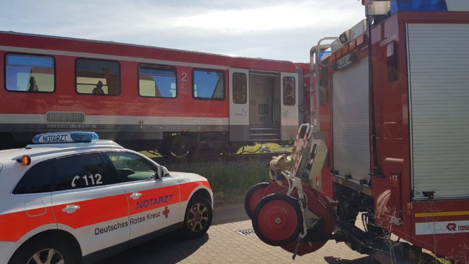 Bei dem Bahnunfall in Katzweiler waren Kräfte der Feuerwehr, Rettungsdienst, Polizei und der Deutschen Bahn im Einsatz.