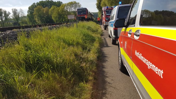 Bei dem Bahnunfall in Katzweiler waren Kräfte der Feuerwehr, Rettungsdienst, Polizei und der Deutschen Bahn im Einsatz.
