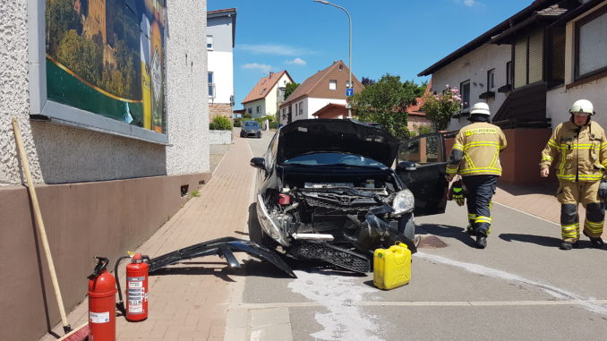 Der Verkehrsunfall hatte sich im Ortsteil Sambach ereignet. Drei Personen waren verletzt, zwei Fahrzeuge beteiligt.