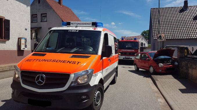 Der Verkehrsunfall hatte sich im Ortsteil Sambach ereignet. Drei Personen waren verletzt, zwei Fahrzeuge beteiligt.