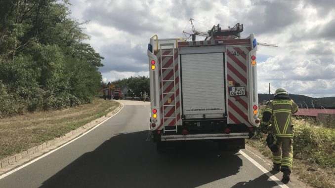 Die Feuerwehrfahrzeuge standen auf der Straße oberhalb der Böschung.