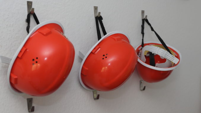 Ab Oktober werden die Helme der Jugendfeuerwehr wie abgebildet im Feuerwehrhaus Otterberg wieder von den Haken genommen.